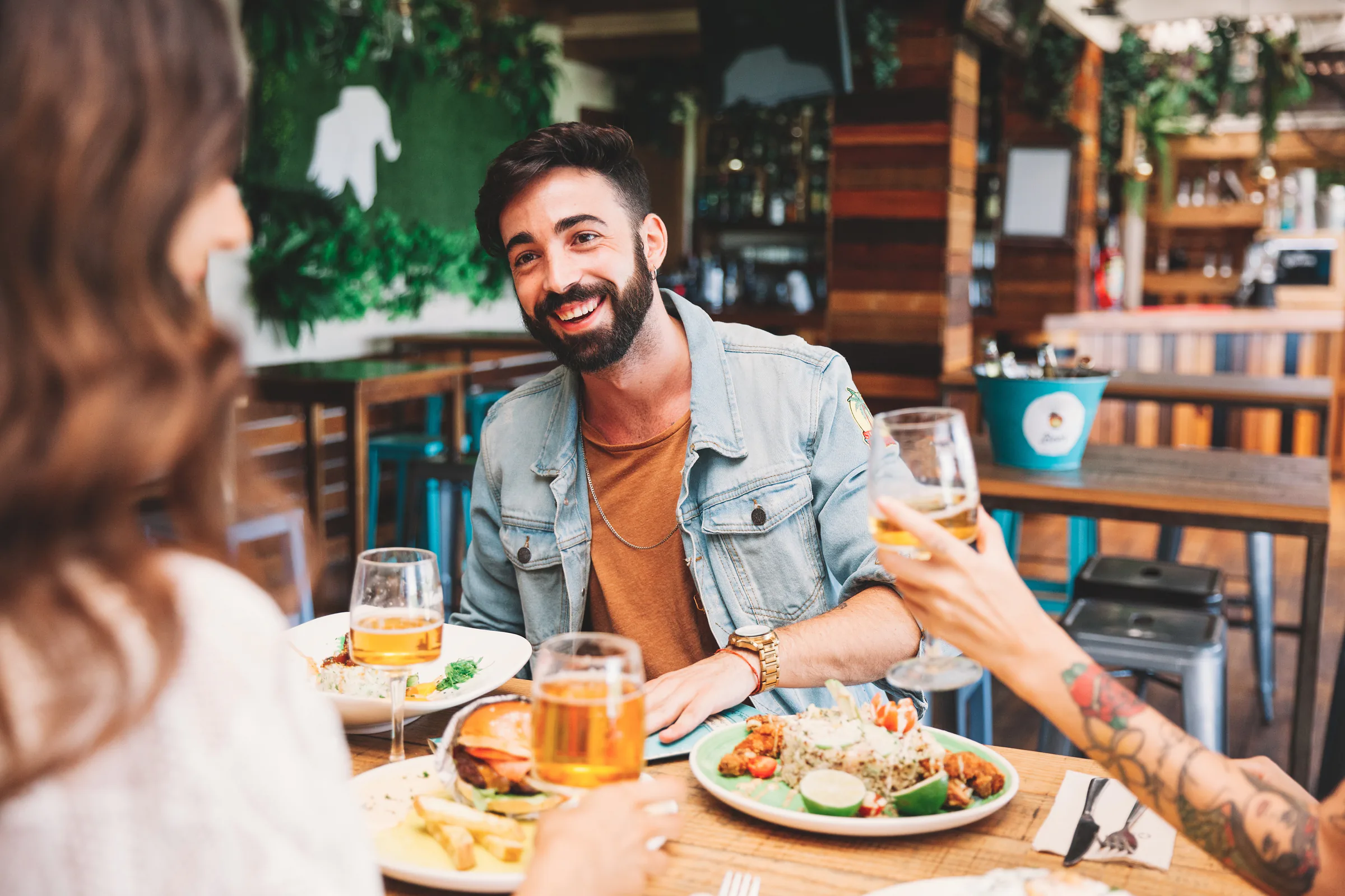 Cliente conversando ante una mesa con varios platos